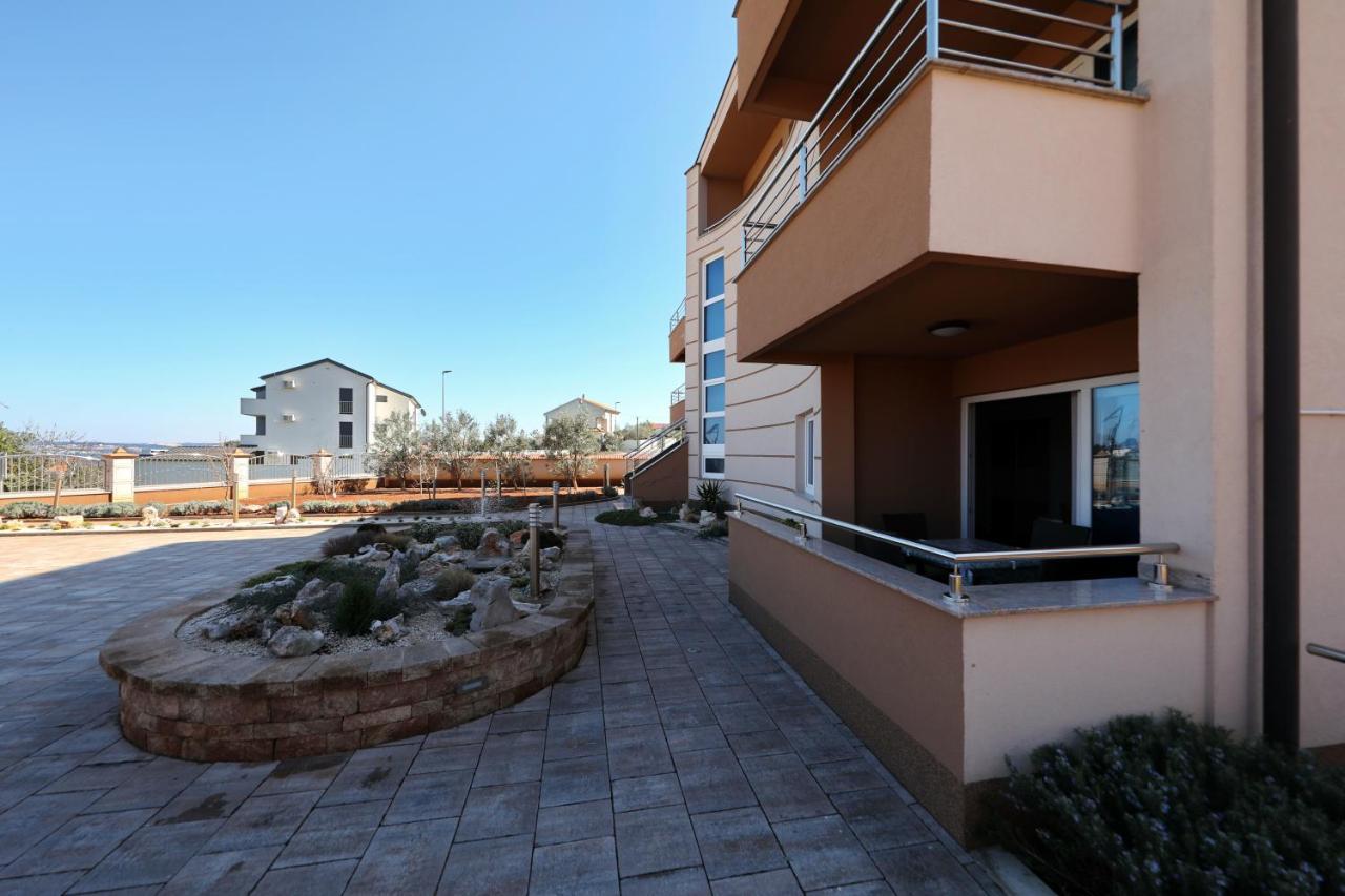 Apartment Dora Преко Екстер'єр фото